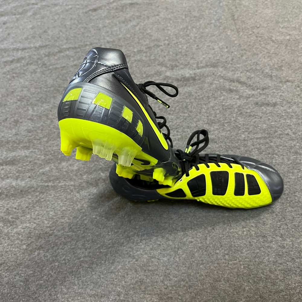 Soccer cleats Nike Total 90 III. Color gray and Phosphorescent green. Size 10.5.